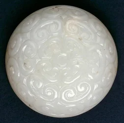 Seal-paste-boks av Guri Lacquer Style med Lingzhi-ruller (jade) (se også 208357)